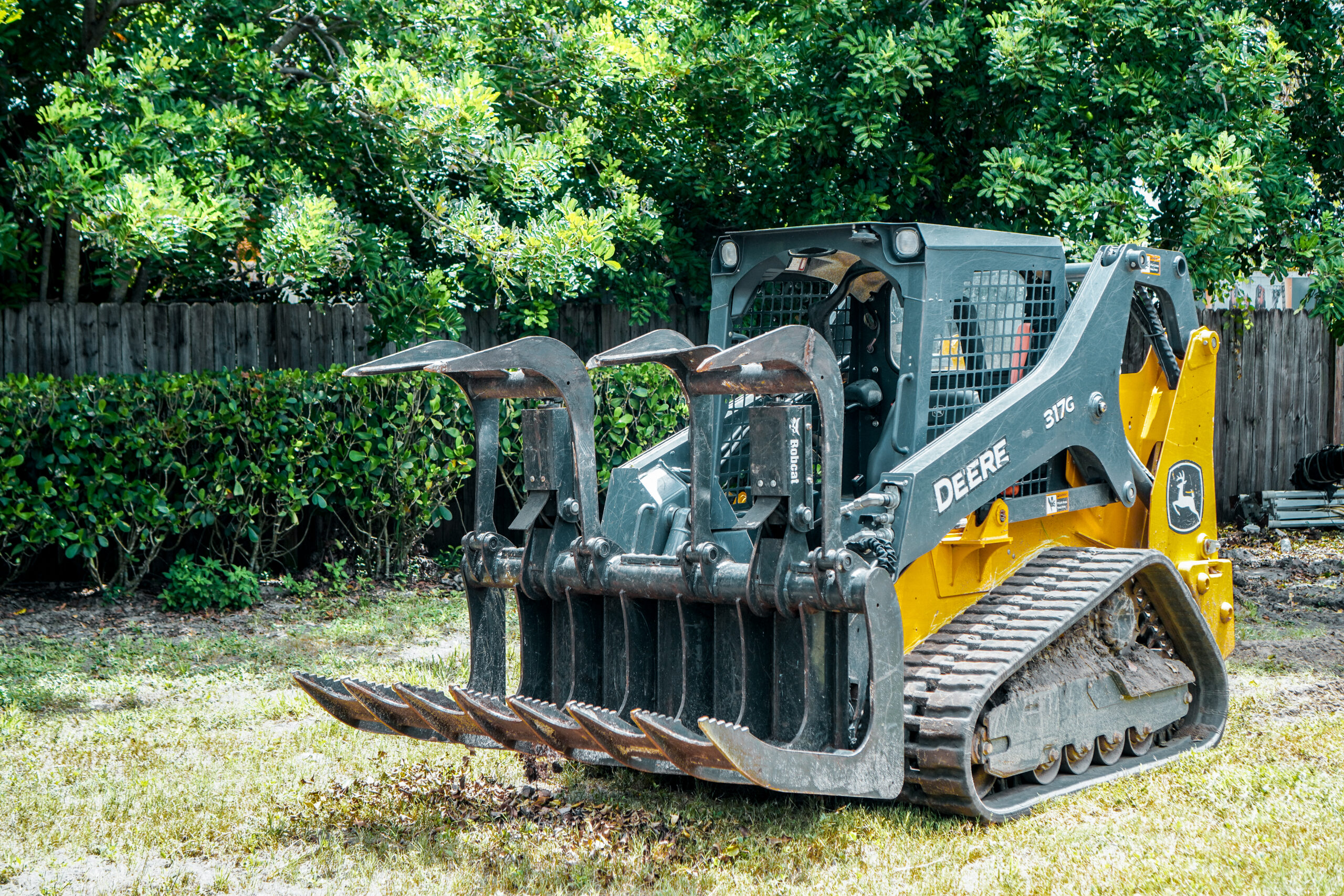 Skid steer equipment with grapple attachment 